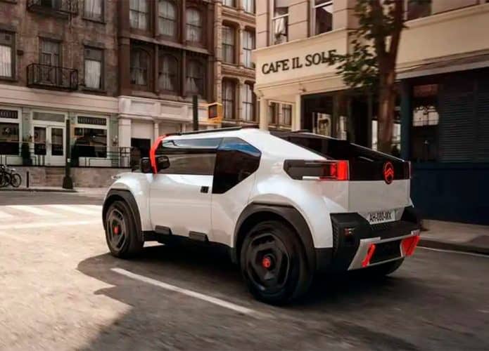 Visão de trás do novo carro elétrico da Stellantis andando na rua