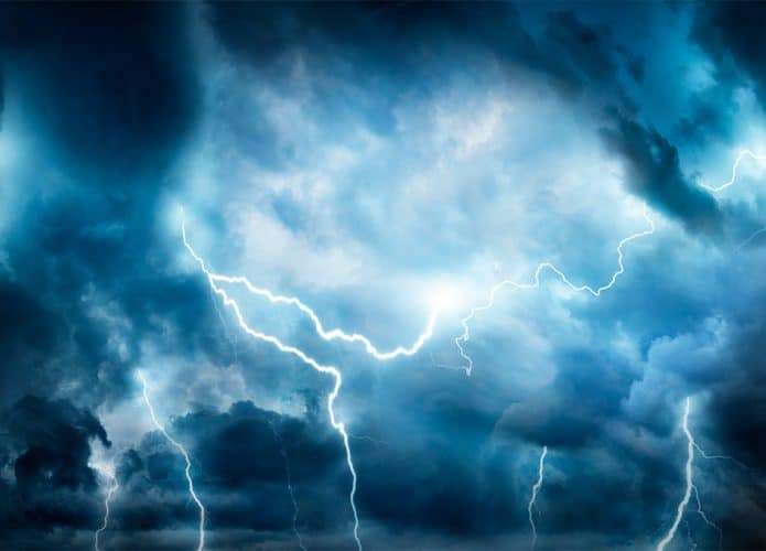 Imagem de nuvens e raios durante tempestade a noite
