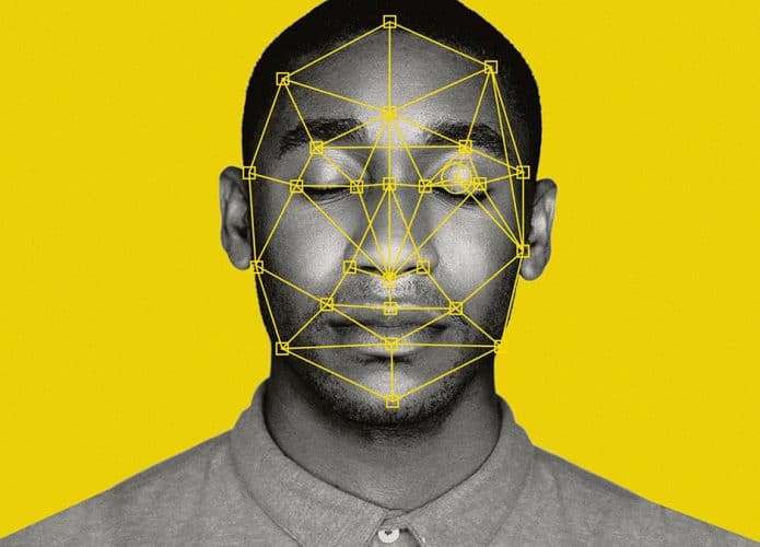 Homem de olhos fechados com ilustração de reconhecimento facial sobre seu rosto