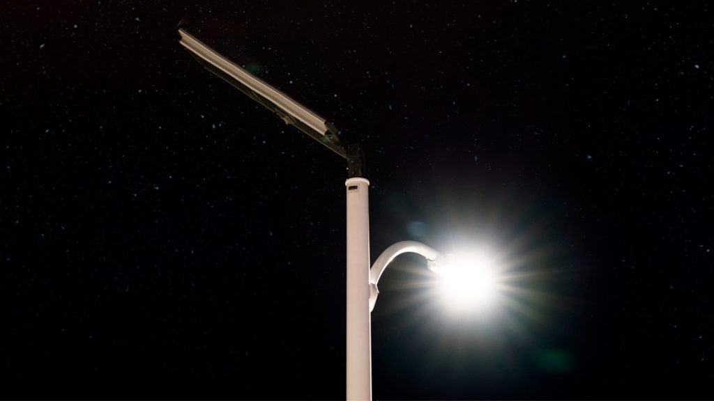 Poste de luz solar aceso a noite