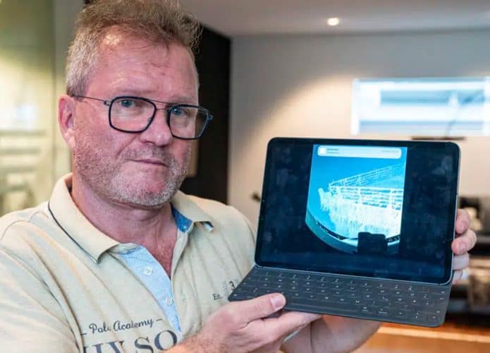 Empresário que andou no submarino da OceanGate em 2021 segurando tablet com foto dos destroços do navio que tirou no passeio