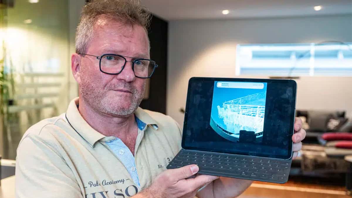 Empresário que andou no submarino da OceanGate em 2021 segurando tablet com foto dos destroços do navio que tirou no passeio