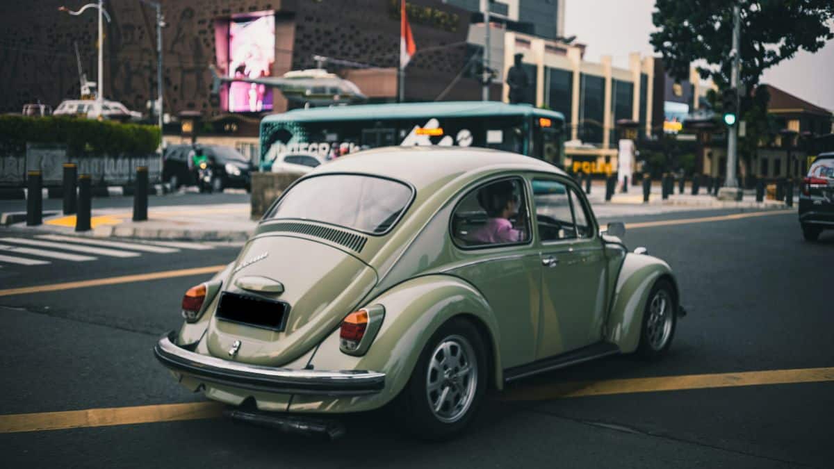 Fusca verde na avenida