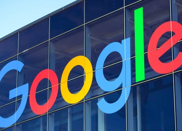 Fachada de um prédio do Google com logomarca da empresa