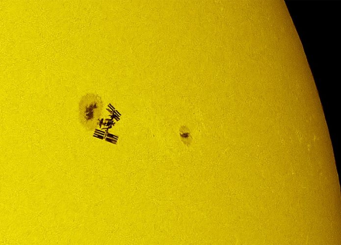 ISS-passa-pelo-Sol-695x500