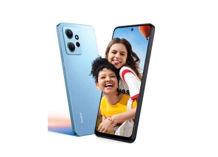 Arte com duas mulheres saindo de tela de celular