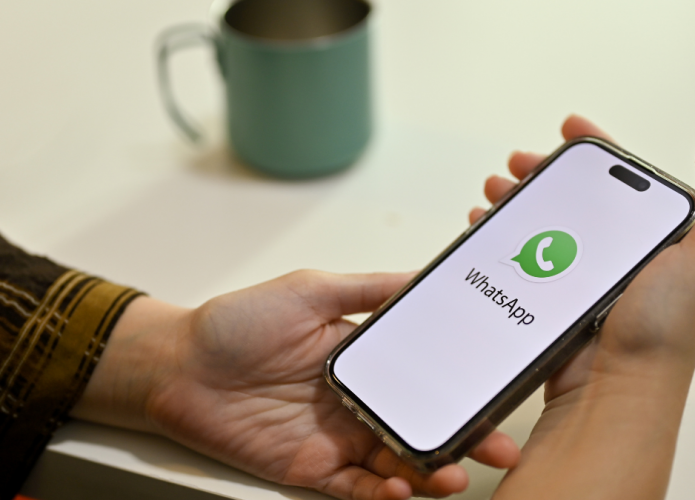 Imagem do WhatsApp sendo manuseado no Smartphone