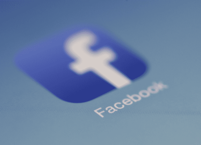 Imagem mostrando com desfoque o logo do Facebook