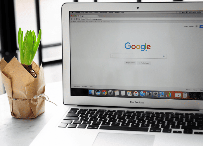 Imagem mostrando um computador com acesso ao google