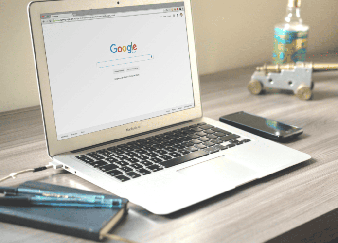 Imagem mostrando um notebook com o aplicativo do Google Chrome em funcionamento