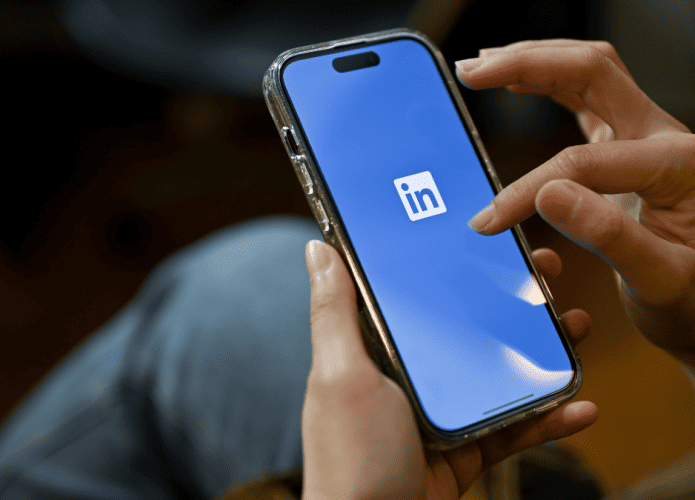 Imagem mostrando usuário mexendo no app do Linkedin