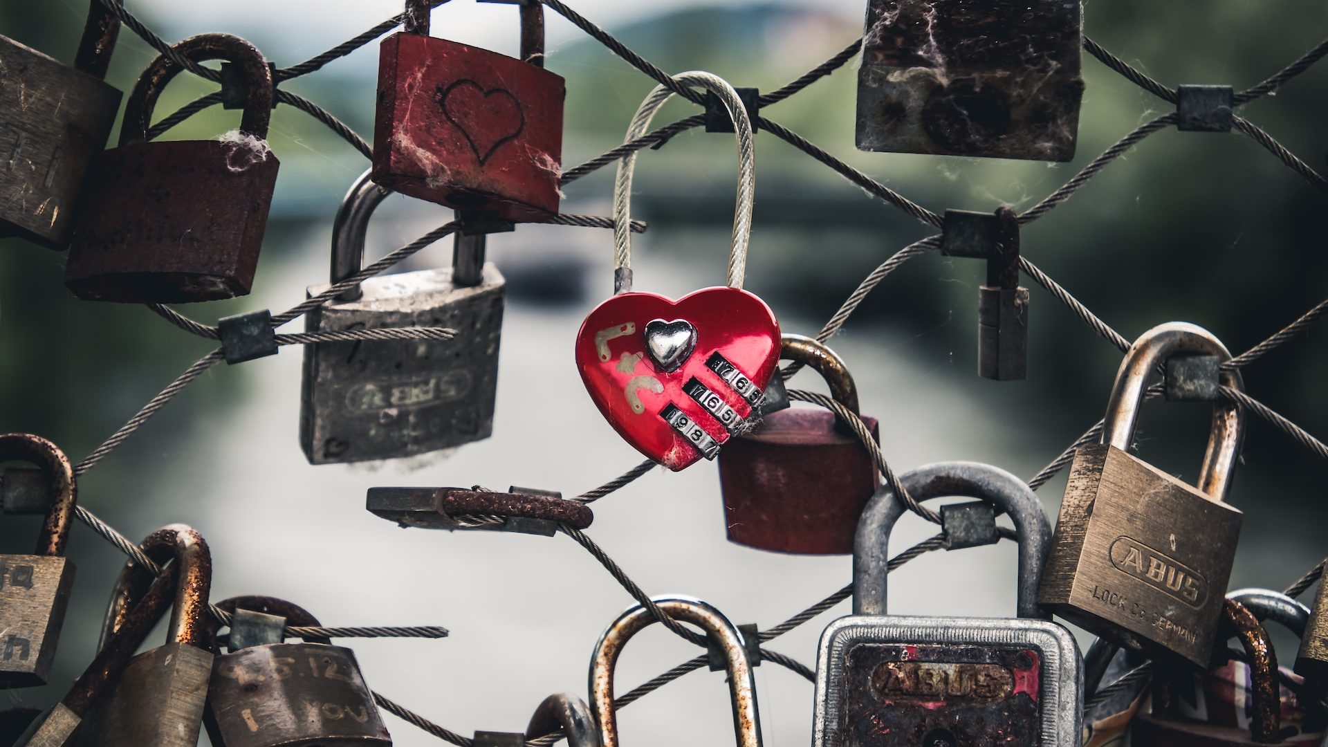 Love locks, prática de fechar cadeados em pontes para simbolizar amor eterno. Foto: Quaritsch Photography/Unsplash