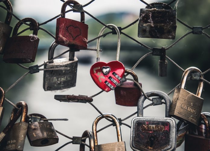 Love locks, prática de fechar cadeados em pontes para simbolizar amor eterno. Foto: Quaritsch Photography/Unsplash