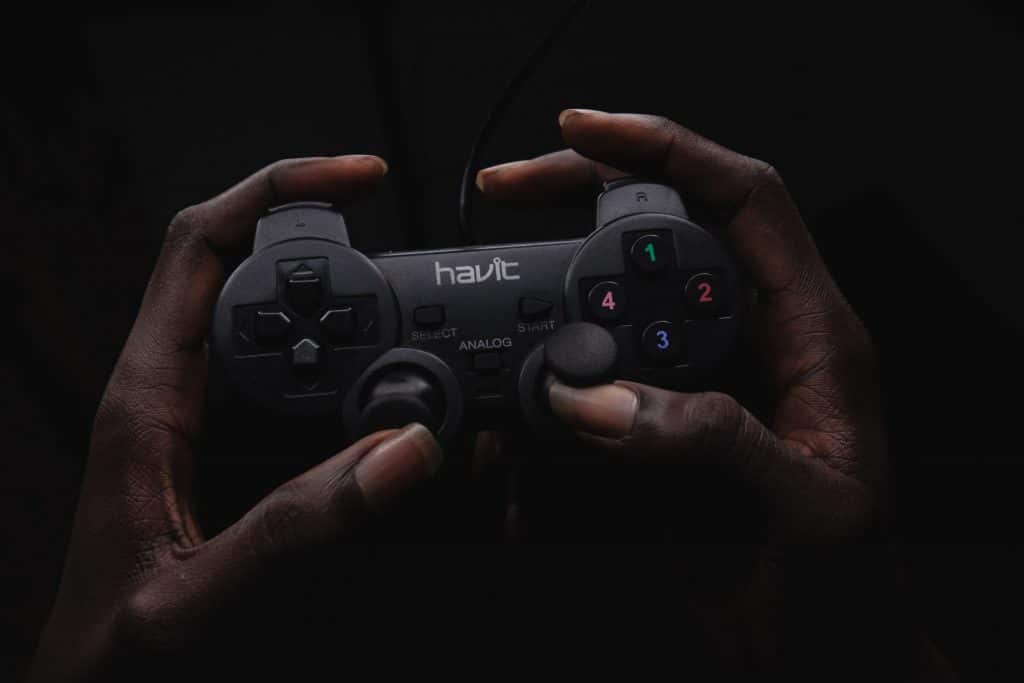 Mãos segurando controle. Foto: Joshua Oluwagbemiga/Unsplash