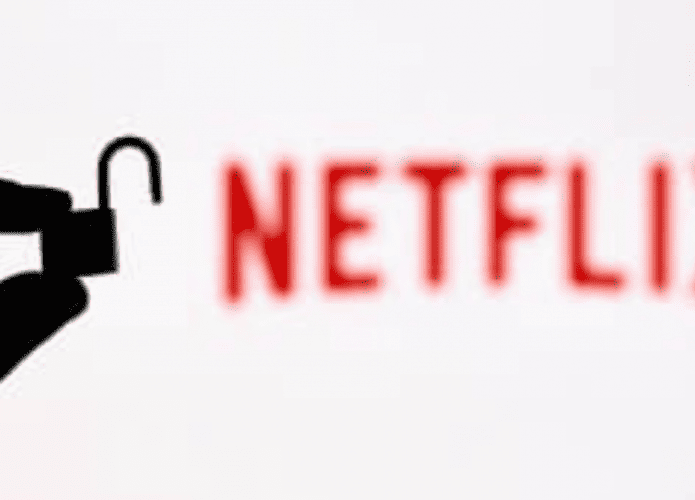 Imagem de uma mão com cadeado aberto e logo da Netflix