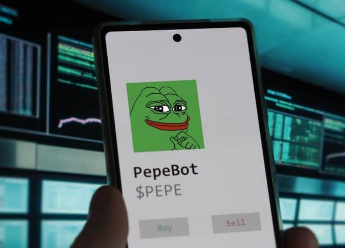 Imagem de smartphone com meme Pepe The frog