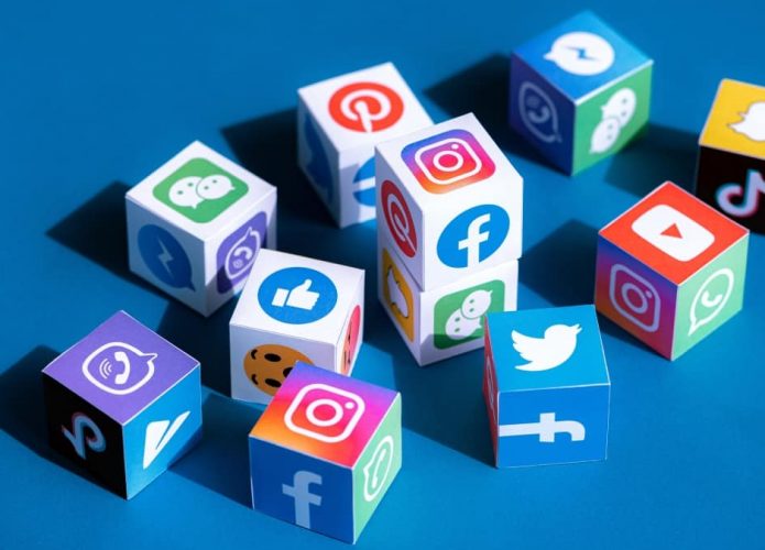 Cubos com ícones das redes sociais