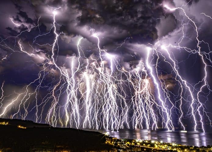 Mais de 100 relâmpagos no céu da Turquia