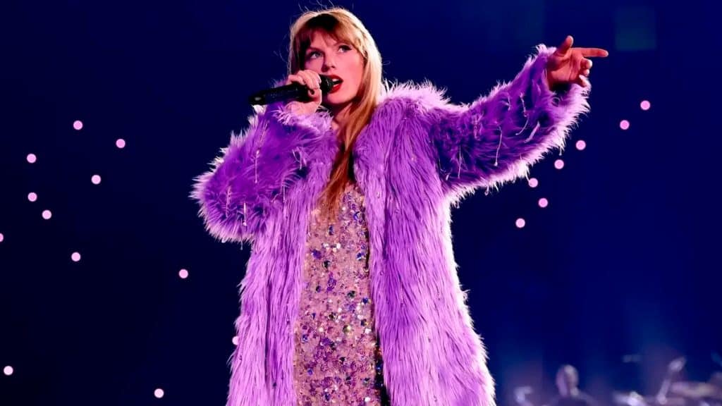 Taylor Swift vestindo casaco rosa felpudo em show