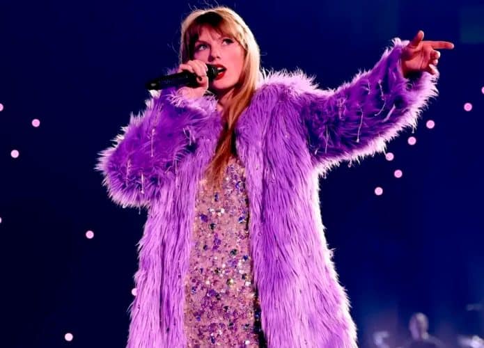 Taylor Swift vestindo casaco rosa felpudo em show