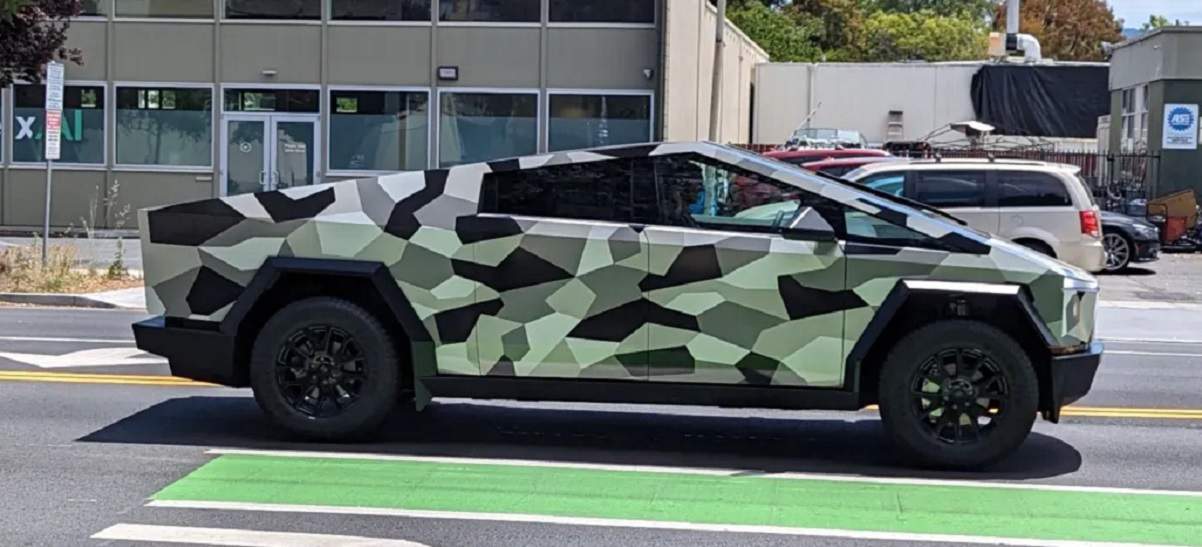 Quase lá! Tesla Cybertruck é flagrado camuflado e desperta rumores