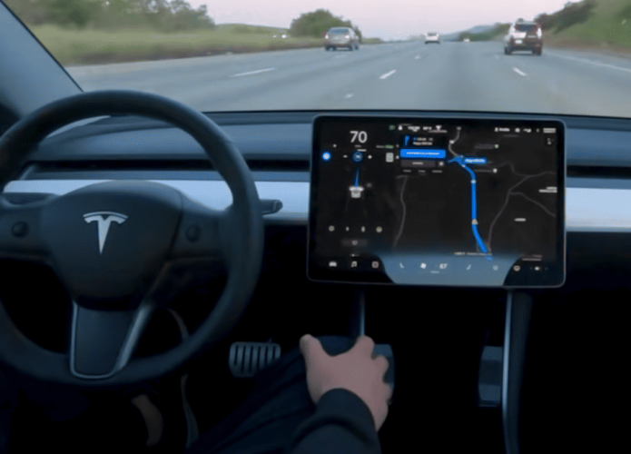 Homem usando piloto automático da Tesla
