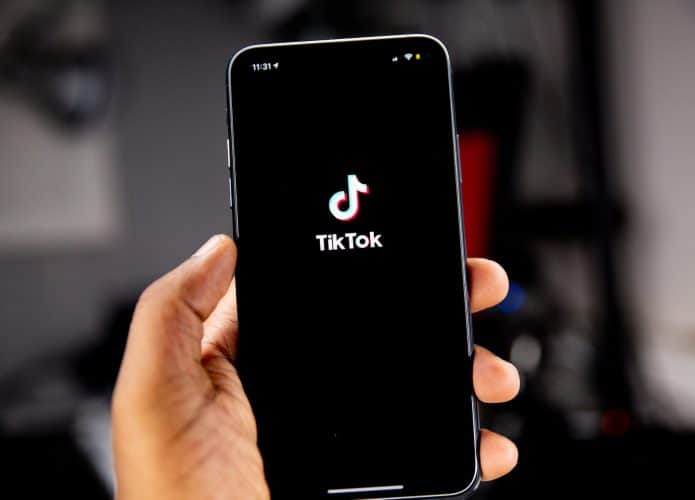 TikTok. Folo: Solen Feyissa/Unsplash