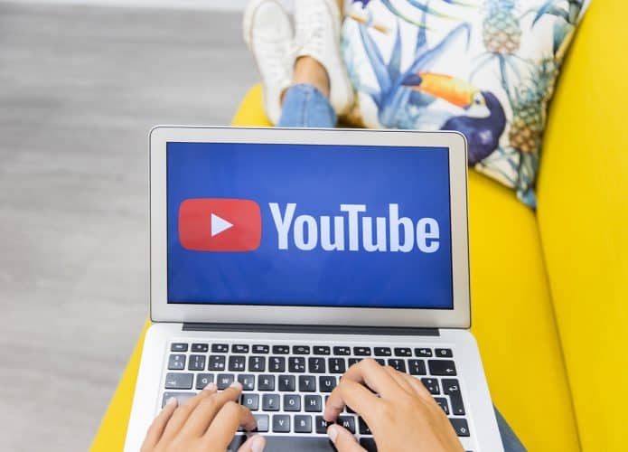 Logo do YouTube em um Laptop
