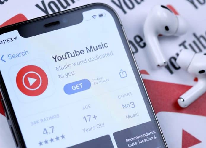 Tela de smartphone com o aplicativo do Youtube Music aberto