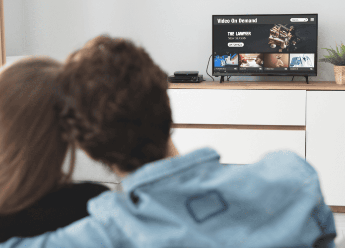 Imagem mostrando casal assistindo um filme no Streaming