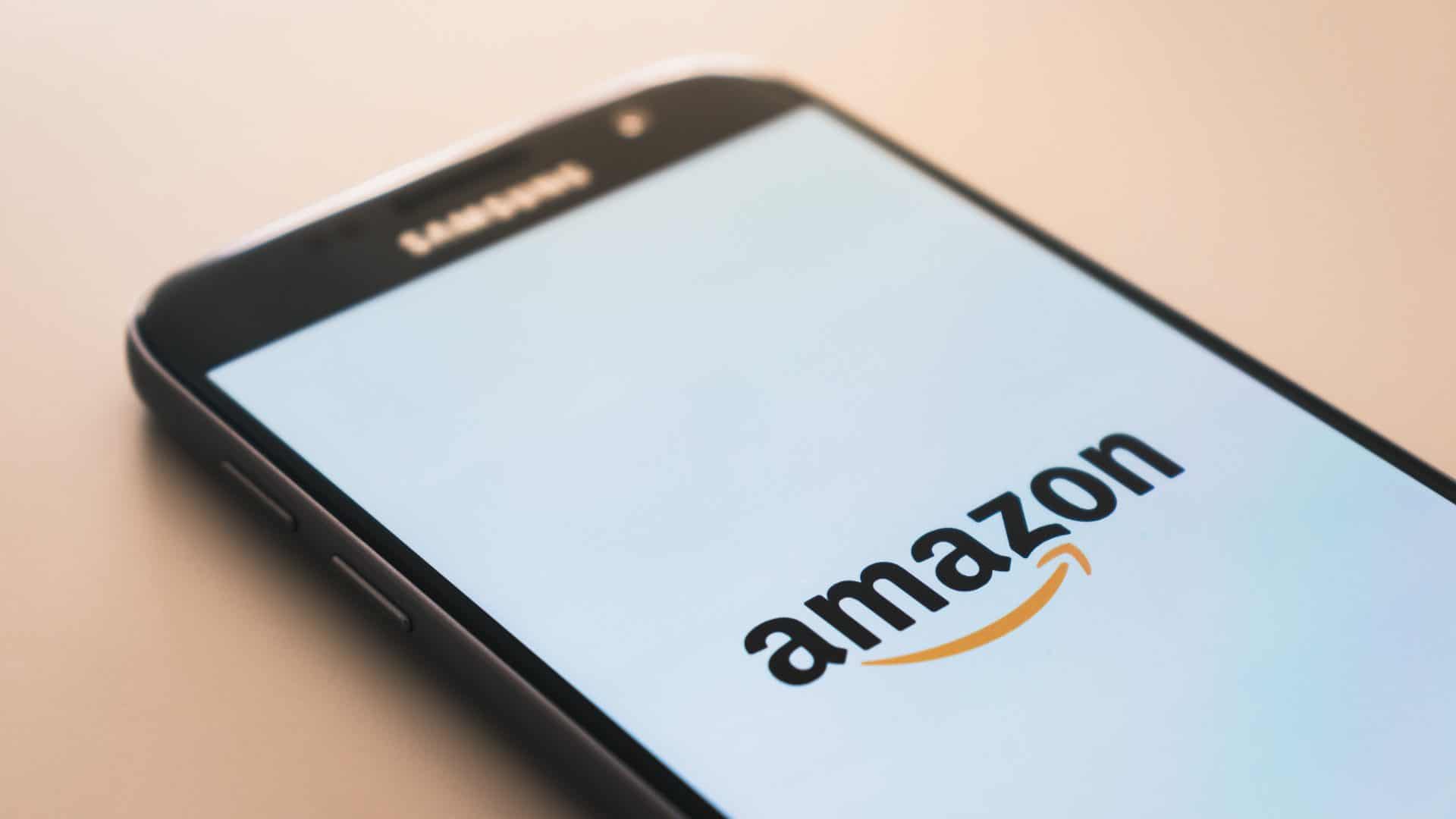 Smartphone com o logo da Amazon na tela.