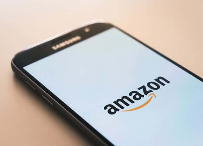 Smartphone com o logo da Amazon na tela.