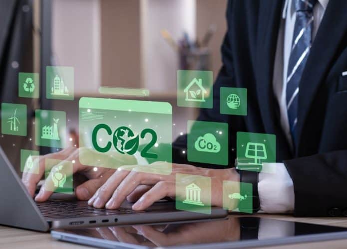 Pessoa digitando em notebook e artes em verde com ícones de sustentabilidade