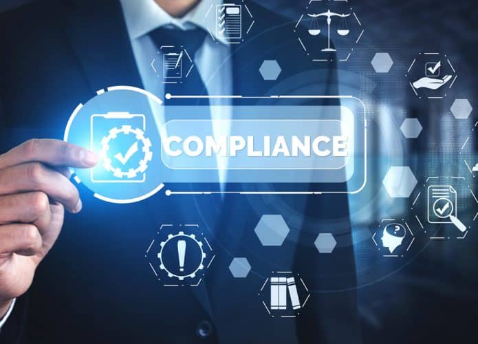pessoa indicando a palavra compliance com vários ícones em volta