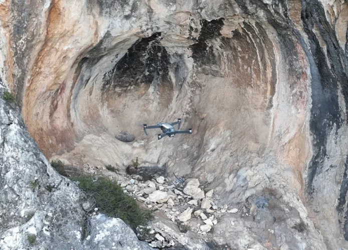 Drone sendo utilizado para estudar pintura rupestre (Credito: Javi Molina)