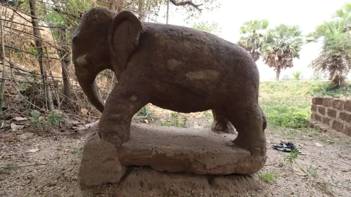 A estátua de elefante encontrada na Índia remonta da época em que o budismo era fortemente cultuado no local