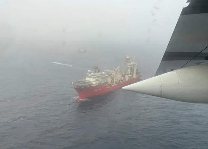 Visão aérea de navio da Guarda Costeira dos EUA em operação de busca pelo submarino perto do Titanic