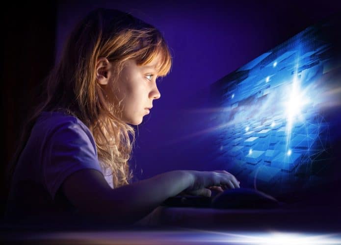 menina_computador-695x500