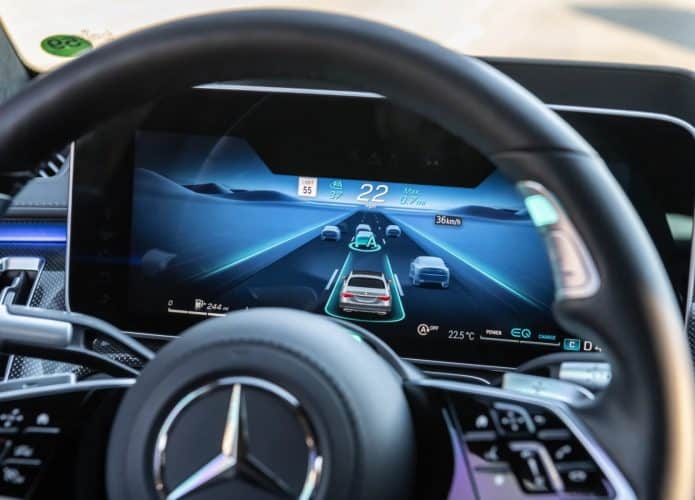 Mercedes-Benz com direção automática