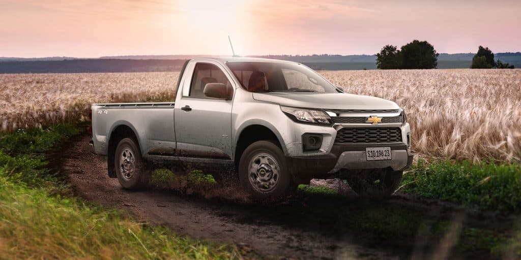 Chevrolet S10 com cabine simples.