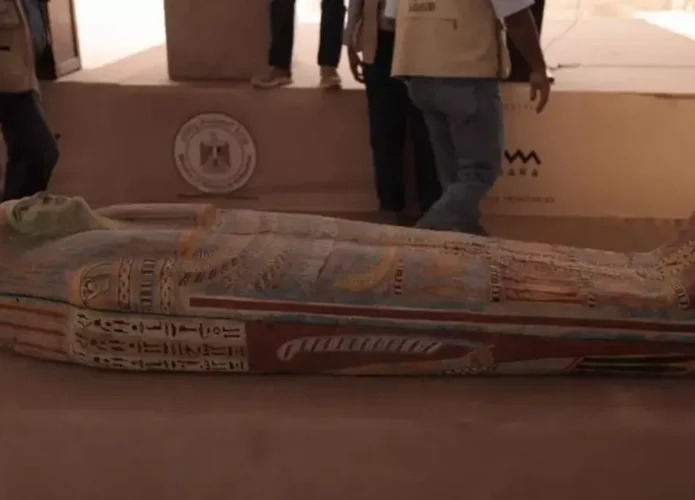 Sarcófago encontrado em uma das tumbas