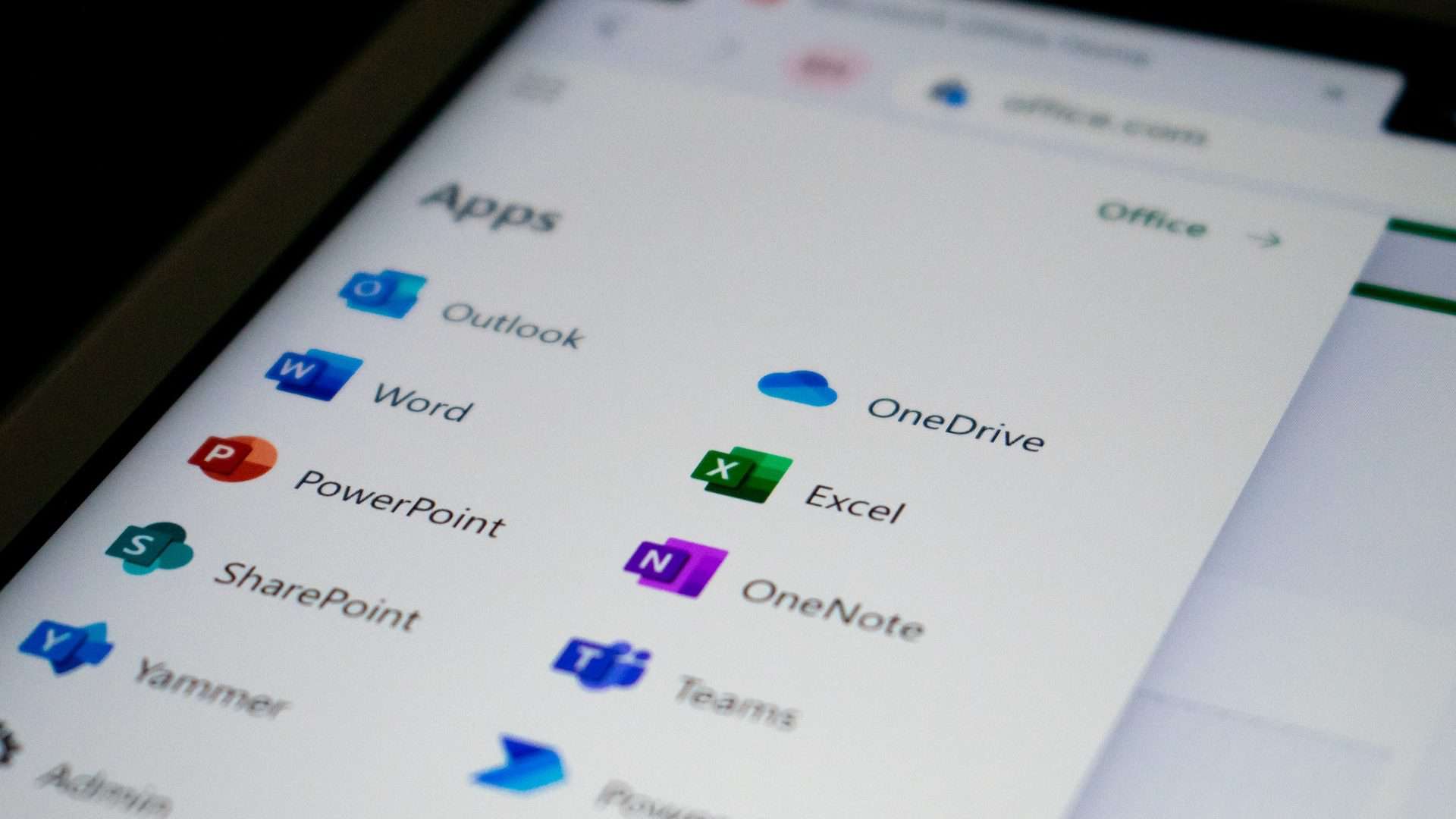 A-Microsoft-oferece-o-Pacote-Office-On-line-gratuitamente-para-alunos-ativos-da-Escola-do-Trabalhador-4.0-Foto-Ed-Hardie-Unsplash-1920x1080