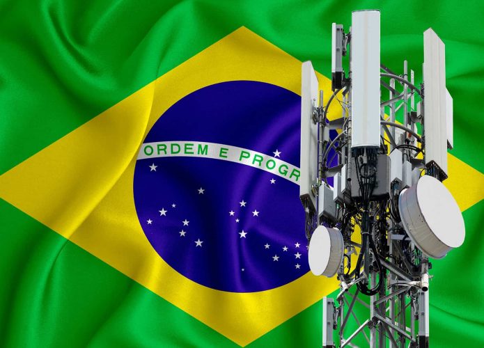Antena 5G e bandeira brasileira