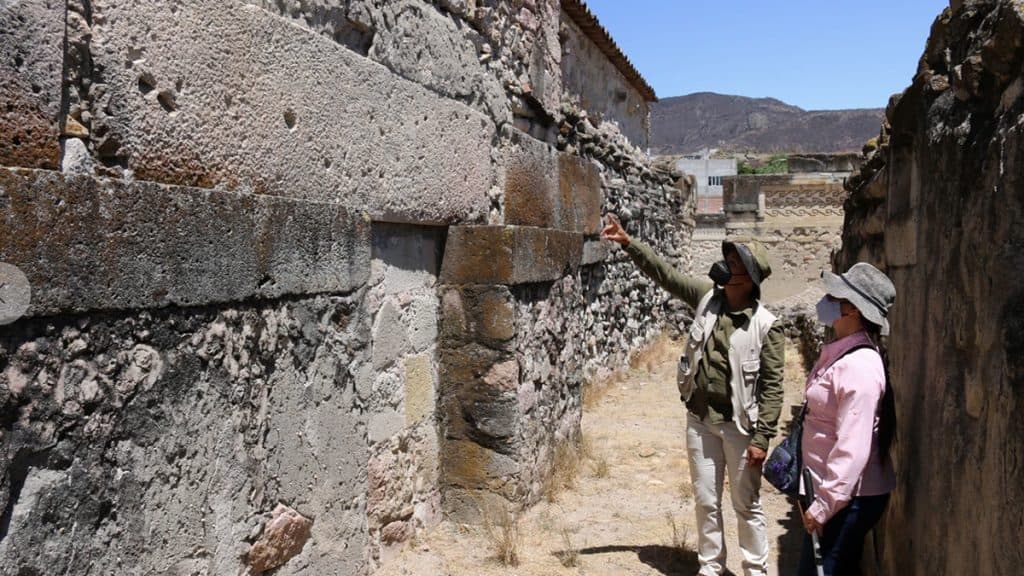 Arqueólogos em igreja com labirinto embaixo no México