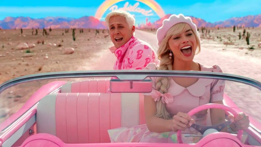 Barbie e Ken andando de carro no filme da Barbie