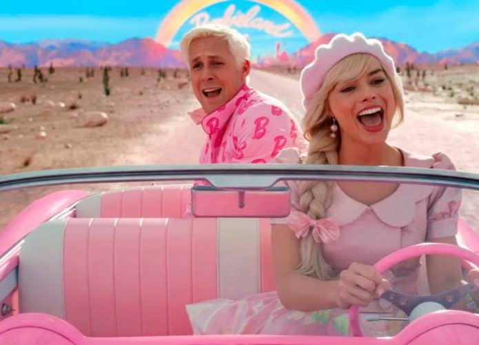 Barbie e Ken andando de carro no filme da Barbie