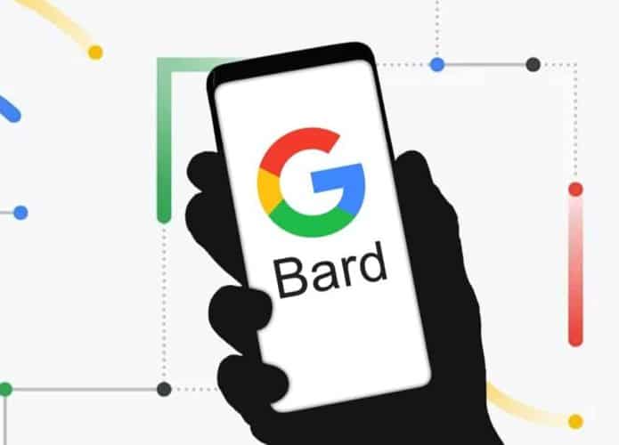 Mão segurando celular com logomarca do Google Bard