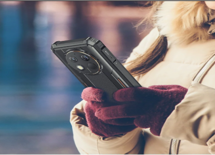 Mulher com celular Oukitel na mão