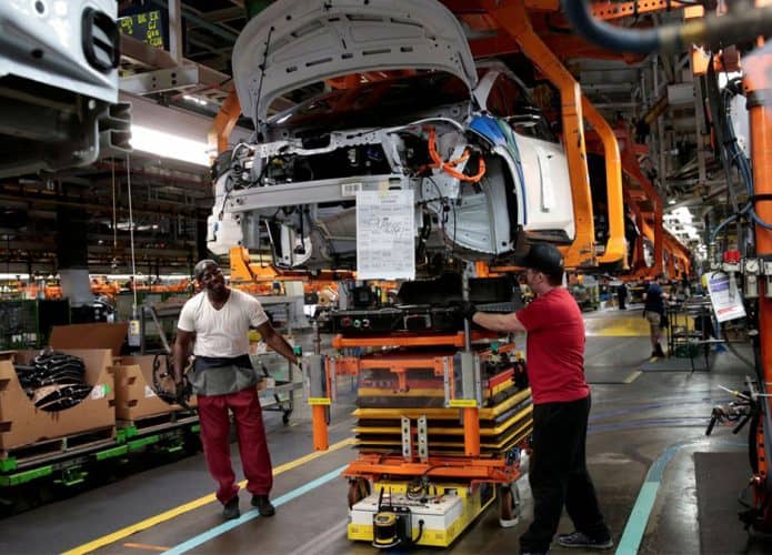Linha de produção de uma das fábricas de carros no Brasil