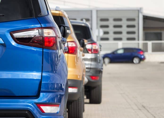 Vários Ford Ecosport estacionados